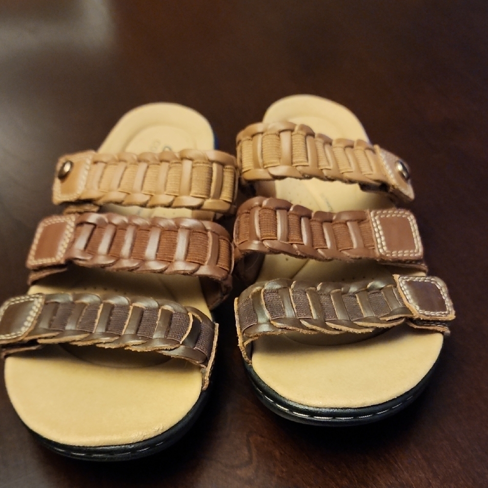 Clarks Brown and Tan Woven Sandals Sz 6.5